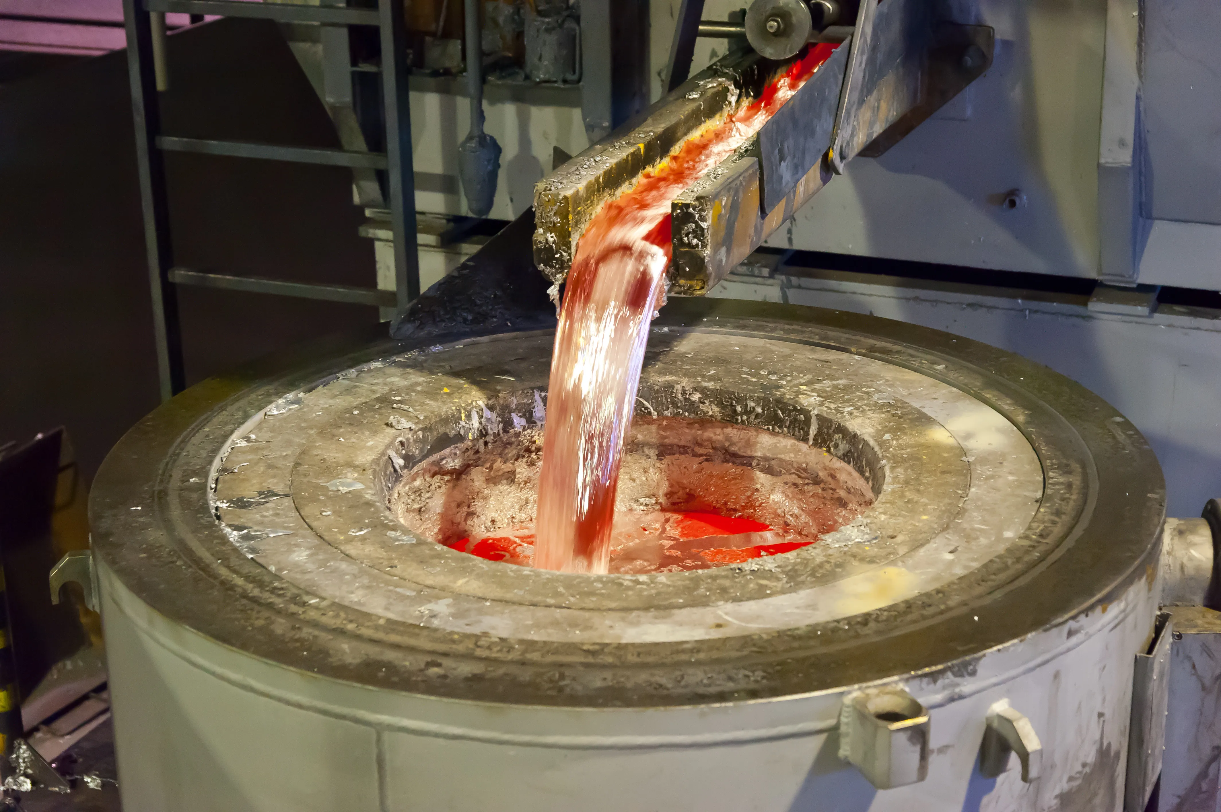 Molten metal pouring into high-temperature immersion furnace